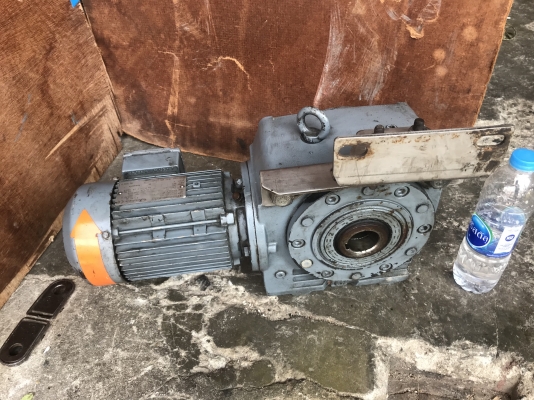 ขายมอเตอร์เกียร์ SEW eurodrive 0.25Kw. 380V อัตราทด 1:206 เพลาออกประมาณ 3.3รอบต่อนาที รุ่นหัวใหญ่รอบช้าแรงบิดเยอะ สภาพสวยมาก หมุนนิ่ม พร้อมใช้งาน