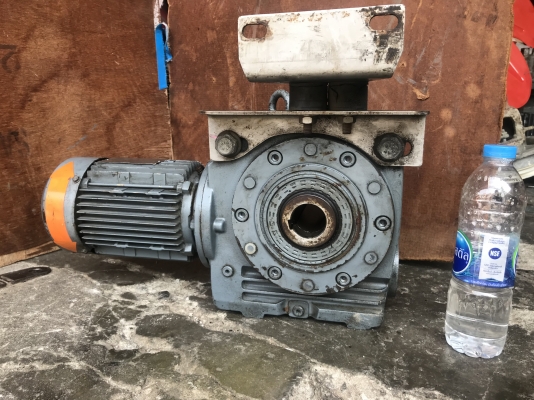 ขายมอเตอร์เกียร์ SEW eurodrive 0.25Kw. 380V อัตราทด 1:206 เพลาออกประมาณ 3.3รอบต่อนาที รุ่นหัวใหญ่รอบช้าแรงบิดเยอะ สภาพสวยมาก หมุนนิ่ม พร้อมใช้งาน