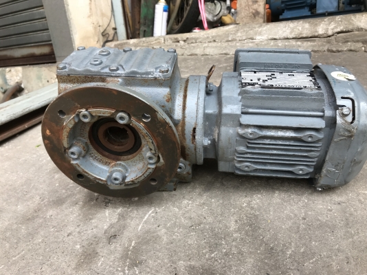 ขายมอเตอร์เกียร์เพลาสวม SEW eurodrive 0.5HP. 380V อัตราทด 1:32 เพลาออกประมาณ 42รอบต่อนาที สภาพสวยหมุนนิ่ม พร้อมใช้งาน ราคา 3,200 บาท