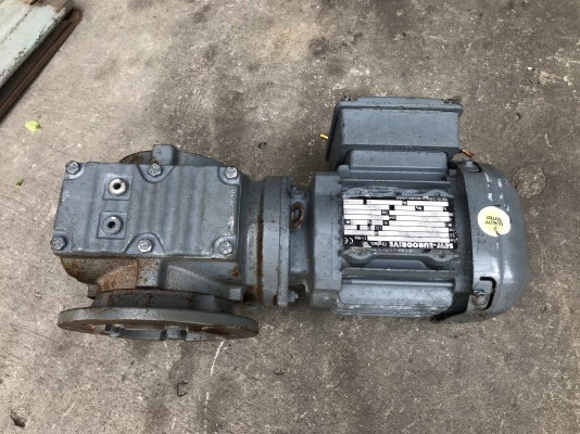 ขายมอเตอร์เกียร์เพลาสวม SEW eurodrive 0.5HP. 380V อัตราทด 1:32 เพลาออกประมาณ 42รอบต่อนาที สภาพสวยหมุนนิ่ม พร้อมใช้งาน ราคา 3,200 บาท