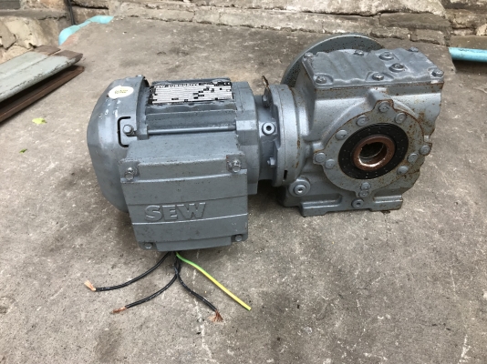 ขายมอเตอร์เกียร์เพลาสวม SEW eurodrive 0.5HP. 380V อัตราทด 1:32 เพลาออกประมาณ 42รอบต่อนาที สภาพสวยหมุนนิ่ม พร้อมใช้งาน ราคา 3,200 บาท
