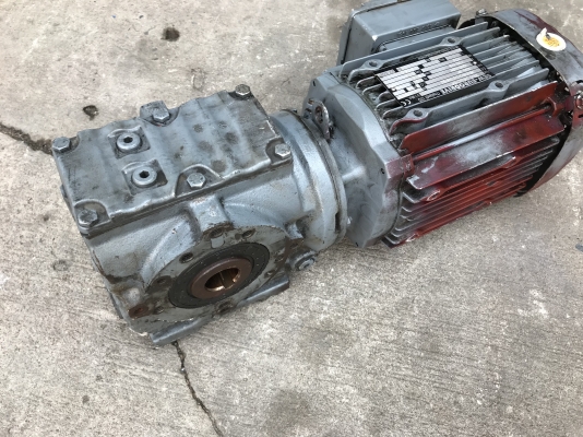 ขายมอเตอร์เกียร์แบบเพลาสวม SEW eurodrive 1HP. 380V อัตราทด 1:30 เพลาออกประมาณ 48รอบต่อนาที สภาพสวยเดิมๆ หมุนนิ่ม พร้อมใช้งาน ราคา 3,800 บาท