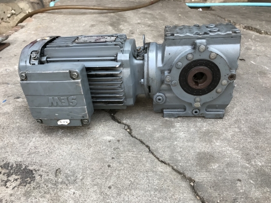 ขายมอเตอร์เกียร์แบบเพลาสวม SEW eurodrive 1HP. 380V อัตราทด 1:30 เพลาออกประมาณ 48รอบต่อนาที สภาพสวยเดิมๆ หมุนนิ่ม พร้อมใช้งาน ราคา 3,800 บาท
