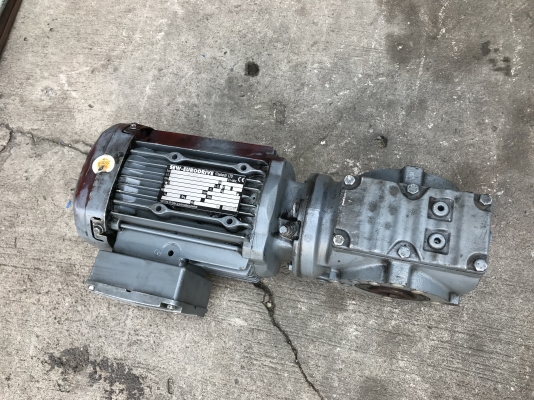 ขายมอเตอร์เกียร์แบบเพลาสวม SEW eurodrive 1HP. 380V อัตราทด 1:30 เพลาออกประมาณ 48รอบต่อนาที สภาพสวยเดิมๆ หมุนนิ่ม พร้อมใช้งาน ราคา 3,800 บาท