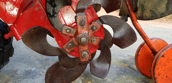 รถพรวนดิน สาดดิน ใบตีดินเต็มๆๆพร้อมใช้งาน รถพรวนดิน สาดดิน ใบตีดินเต็มๆๆพร้อมใช้งาน