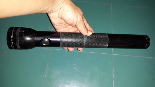 ขายไฟฉาย3ท่อน MAG-LITE MADE IN USA.มือสองสภาพดีทำจากโลหะ กันน้ำ แข็งแรงมีน้ำหนัก ใช้ป้องกันตัวได้ ขายไฟฉาย3ท่อน MAG-LITE MADE IN USA.มือสองสภาพดีทำจากโลหะ กันน้ำ แข็งแรงมีน้ำหนัก ใช้ป้องกันตัวได้