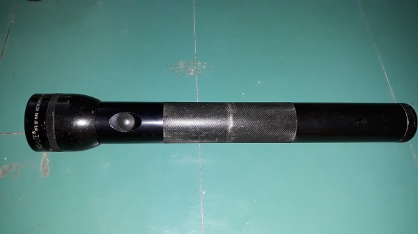 ขายไฟฉาย3ท่อน MAG-LITE MADE IN USA.มือสองสภาพดีทำจากโลหะ กันน้ำ แข็งแรงมีน้ำหนัก ใช้ป้องกันตัวได้