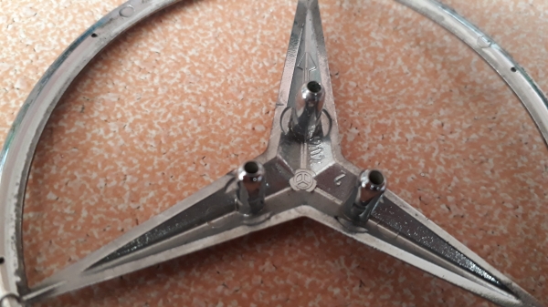 โลโก้ดาวติดฝากระโปรงท้าย Benz C220 แท้