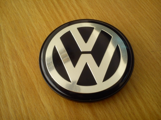 โลโก้ VW ติดบนพวงมาลัยรถ