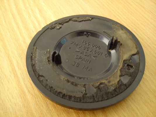 โลโก้ VW ติดบนพวงมาลัยรถ