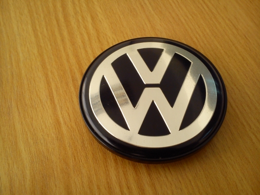 โลโก้ VW ติดบนพวงมาลัยรถ