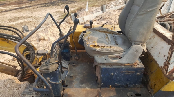 ขายตามสภาพ แบคโฮ KOMATSU PC40-5 ต้องเช็คช่วงล่างใหม่ เครื่องติด ปั้มดี สลักหลวมหลายจุด ราคาต่อรองได้