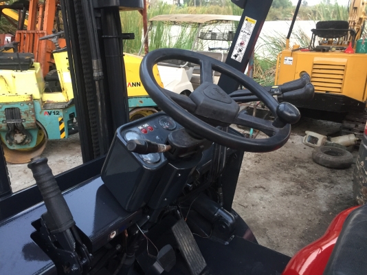 รถยกtailift 2.5ตัน สภาพดีพร้อมใช้ ยางตันสี่เส้น งาหมุนได้ ยกสูง 3 เมตร