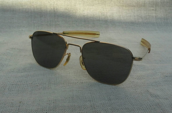 แว่นตาอเมริกันเสืออากาศ ยุค '70s โมเดล 'นักบินรบ' อันลือลั่น Vintage COMMAND handmade แว่นตาอเมริกันเสืออากาศ ยุค '70s โมเดล 'นักบินรบ' อันลือลั่น Vintage COMMAND handmade
