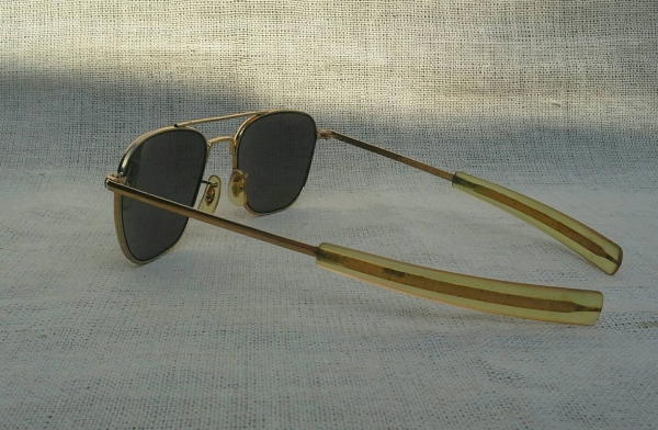 แว่นตาอเมริกันเสืออากาศ ยุค '70s โมเดล 'นักบินรบ' อันลือลั่น Vintage COMMAND handmade แว่นตาอเมริกันเสืออากาศ ยุค '70s โมเดล 'นักบินรบ' อันลือลั่น Vintage COMMAND handmade