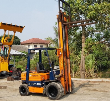 ขายด่วน185,000รถยกดีเซลTOYOTA5FD25ยก2.5ตันเสาสูง3เมตรยางหน้าคู้ยกจริงได้ถึง2.7ตันรถนอกนำเข้ายังไม่เคยใช้งานในเมืองไทยเลย