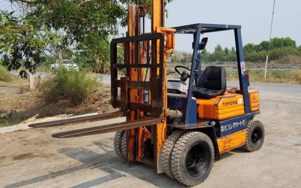 ขายด่วน185,000รถยกดีเซลTOYOTA5FD25ยก2.5ตันเสาสูง3เมตรยางหน้าคู้ยกจริงได้ถึง2.7ตันรถนอกนำเข้ายังไม่เคยใช้งานในเมืองไทยเลย