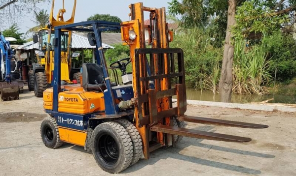 ขายด่วน185,000รถยกดีเซลTOYOTA5FD25ยก2.5ตันเสาสูง3เมตรยางหน้าคู้ยกจริงได้ถึง2.7ตันรถนอกนำเข้ายังไม่เคยใช้งานในเมืองไทยเลย