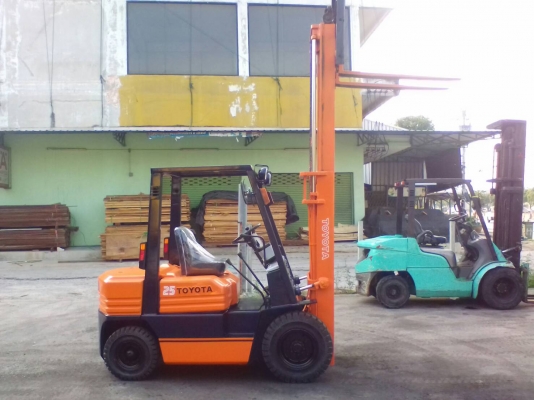 ขายรถยกโฟร์คลิฟท์ยี่ห้อ TOYOTA5FD25 ดีเซล เสาสูง 4 เมตร