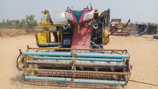 รถเกี่ยว เครื่องอีซูซุ  175 แรง  เดิน 7 ปั้ม 22  ทำงานปกติ  280,000