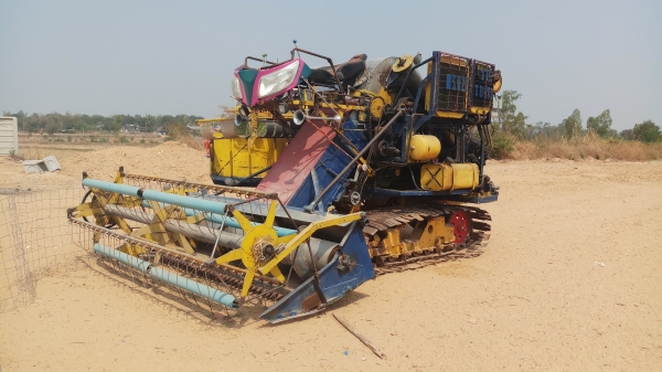 รถเกี่ยว เครื่องอีซูซุ  175 แรง  เดิน 7 ปั้ม 22  ทำงานปกติ  280,000