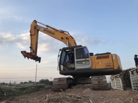 ขาย 895,000 บาท HYUNDAI  ROBEX210-T ทำงาน 8,476 ชม เครื่องดี ปั้มแรง ไฟฟ้าครบ โซ่หนา เอวแน่น เอกสารเล่มทะเบียน  รถอยู่ ขอนแก่น โทร 0610710295