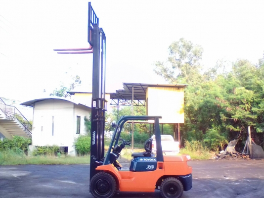 ขายรถยกโฟร์คลิฟท์ยี่ห้อ TOYOTA 7FD-30 เสาสูง 4 เมตร ขายรถยกโฟร์คลิฟท์ยี่ห้อ TOYOTA 7FD-30 เสาสูง 4 เมตร