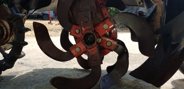 รถพรวนดิน สาดดินยกร่อง 6 แรง ใบตีดินเต็มๆๆพร้อมใช้งาน