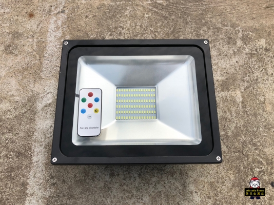 ไฟโซล่าเซลล์ 50W ฟลัดไลท์ สว่างนาน 12 ชั่วโมง เปิด-ปิด อัตโนมัติ (แสงสีขาว)