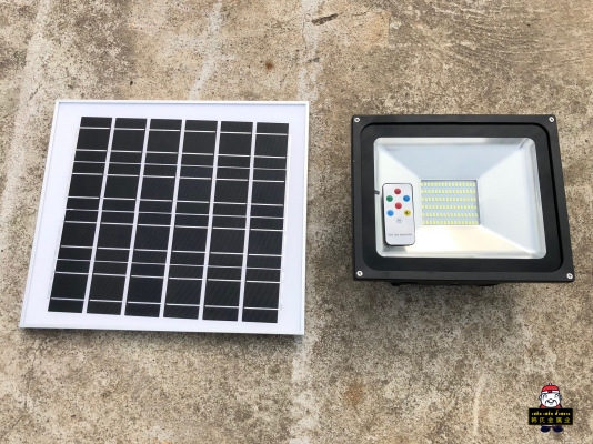 ไฟโซล่าเซลล์ 50W ฟลัดไลท์ สว่างนาน 12 ชั่วโมง เปิด-ปิด อัตโนมัติ (แสงสีขาว)