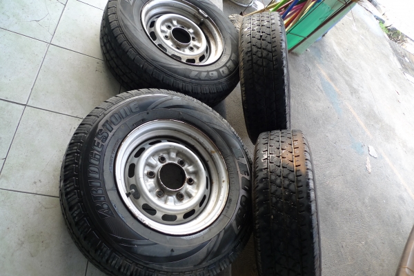 ล้อกะทะขอบ14นิ้ว6รูพร้อมยาง195R14 ุดนี้ราคา 3900 บาท