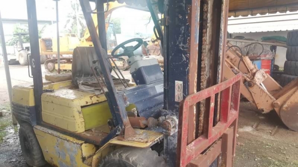 มี 2 คันละ 125,000 บาท โฟลค์ลิฟต์ 3 ตัน KOMATSU &amp;HYSER เครื่องดีเชล สภาพพร้อมใช้  รถอยู่ สระบุรี โทร 0610710295