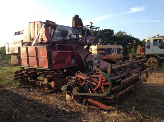 รถเกี่ยวข้าวรุ่งเจริญ รองกระสอบ