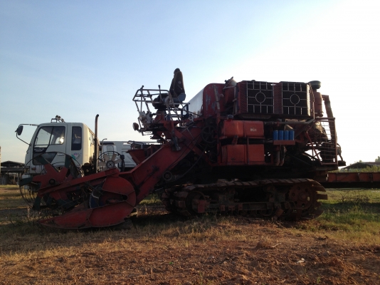 รถเกี่ยวข้าวรุ่งเจริญ รองกระสอบ