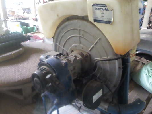 เครื่องโรบินพ่นปุ๋ยพ่นยาหรือฮอร์โมนได้ทั้งนั้นเครื่องแรง ลมออกแรงไปได้ไกลดี