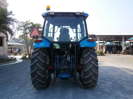 ขายรถไถฟอร์ด 6640 - 4 WD NEWHOLLAND เก่านอกจากยุโรป