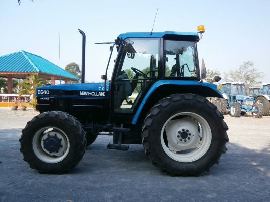 ขายรถไถฟอร์ด 6640 - 4 WD NEWHOLLAND เก่านอกจากยุโรป