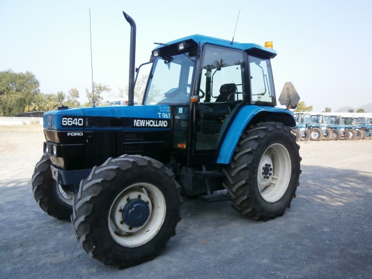 ขายรถไถฟอร์ด 6640 - 4 WD NEWHOLLAND เก่านอกจากยุโรป