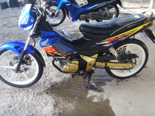 นายหมูแปลงยาวขาย  Honda  sonic สตาร์ทมือเครื่อ'งดีสีสวยราคา  17900