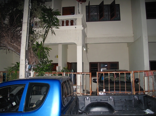 ขาย ทาวเฮาส์ 2 ชั้น จ.สุพรรณบุรี (ซอยติดปั้ม ESSO ติดกับวิทยาลัยสารพัดช่างสุพรรณบุรี)