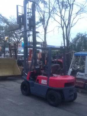 ขายด่วนๆ รถยกนิสสัน 2.5 ตัน เครื่องดีเซล เสาสูง 4.5 เมตร เกียร์ธรรมดา สภาพพร้อมใช้งานได้เลย เครื่องดี เกียร์ดี ระบบสมบูรณ์