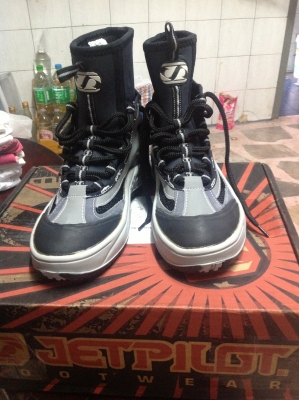 ขายรองเท้า jetpilot เบอร์ 7  ของใหม่เเกะกล่อง  1999 บาท