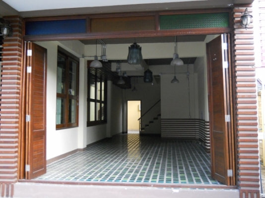 ขาย หรือ เช้า ตึงแถว 4x12 ม. 3 ชั้น ถนน วัวลาย เชียงใหม่ ด้วยเนื่อที่ รวม 91 ตารางวา