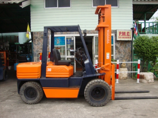 ขายรถโฟล์คลิฟท์  TOYOTA  5FD35  เครื่องยนต์ดีเซล  เสาสูง  4  เมตร  เกียร์ธรรมดา