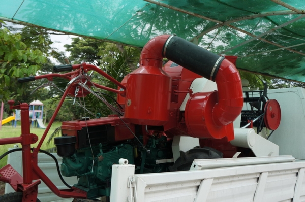 รถเกี่ยวนวดข้าวขนาดเล็ก 4L-80A