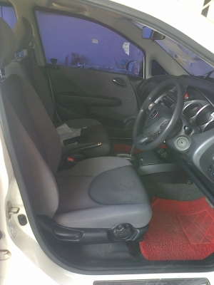 ขายรถบ้านสภาพสวย honda  jazz 04 ขาว a/t