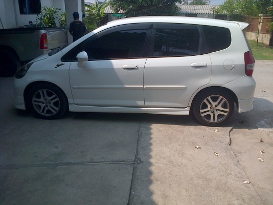 ขายรถบ้านสภาพสวย honda  jazz 04 ขาว a/t