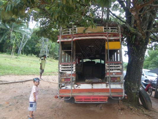 รถสองแถว 4 ล้อใหญ่ ยี่ห้อ ISUZU