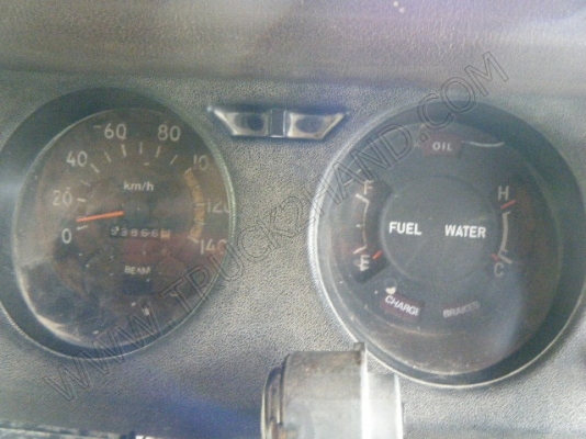 รถสองแถว 4 ล้อใหญ่ ยี่ห้อ ISUZU