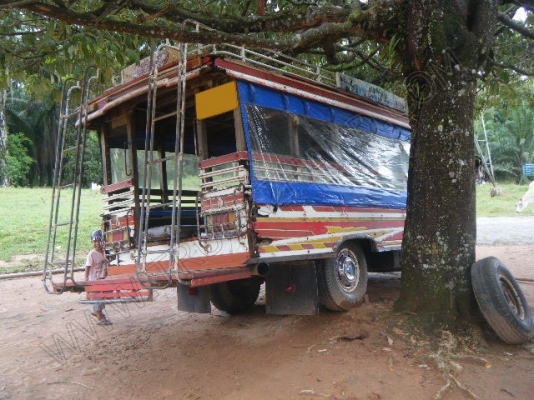 รถสองแถว 4 ล้อใหญ่ ยี่ห้อ ISUZU